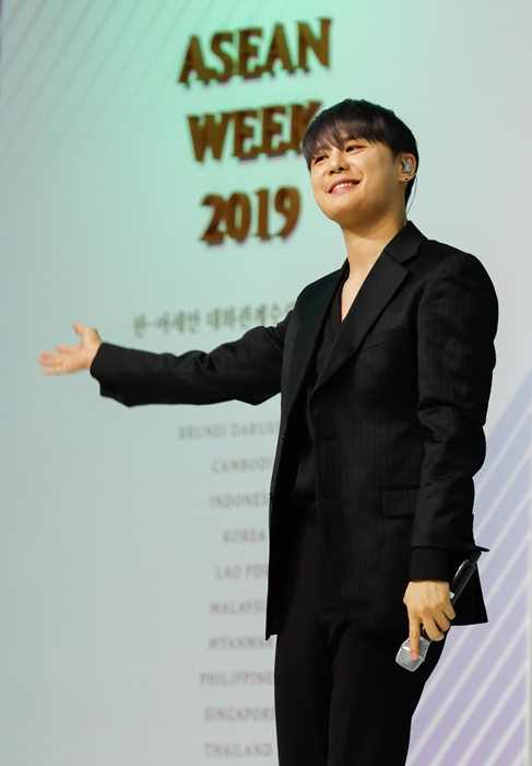 開幕式で公演を行うキムジュンス＝14日、ソウル、ASEAN-Korea Center